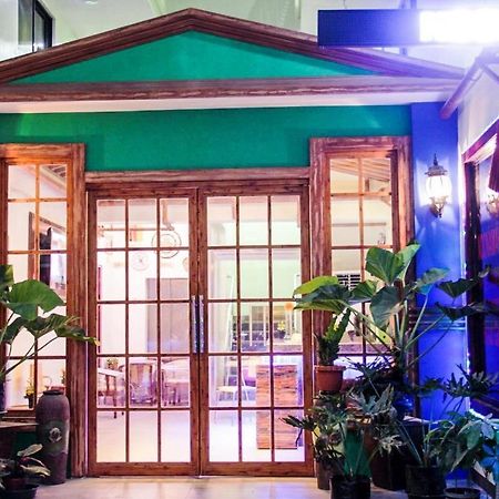 Time Travellers Hotel Manila Exterior photo